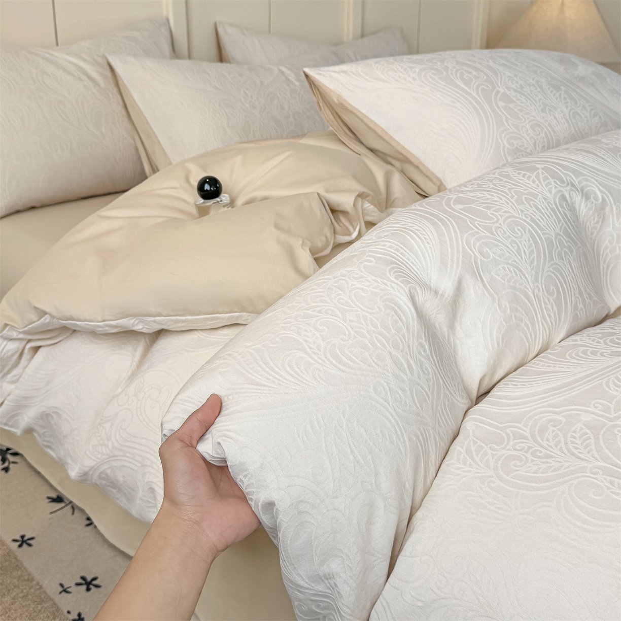 91家纺网 家纺一手货源 找家纺 灰鲸 2026新款全棉纯棉厚织贡缎大提花四件套 珀伽索斯-杏仁奶霜