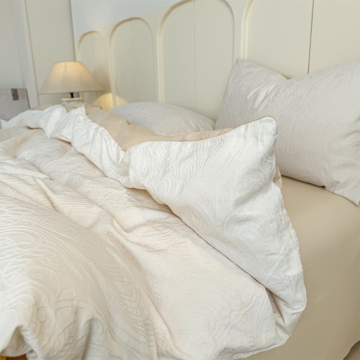 91家纺网 家纺一手货源 找家纺 灰鲸 2026新款全棉纯棉厚织贡缎大提花四件套 珀伽索斯-杏仁奶霜