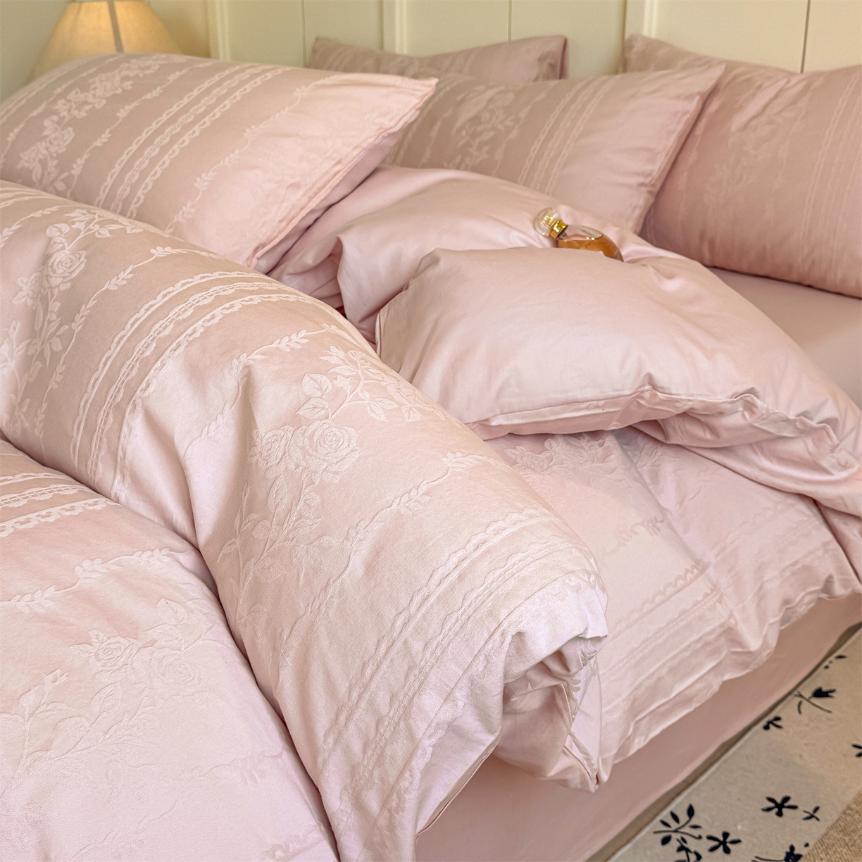 91家纺网 家纺一手货源 找家纺 灰鲸 2026新款全棉纯棉厚织贡缎大提花四件套 浅春-蜜春粉