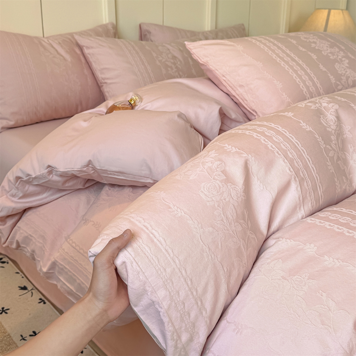 91家纺网 家纺一手货源 找家纺 灰鲸 2026新款全棉纯棉厚织贡缎大提花四件套 浅春-蜜春粉