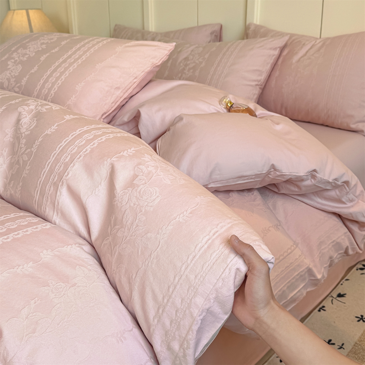 91家纺网 家纺一手货源 找家纺 灰鲸 2026新款全棉纯棉厚织贡缎大提花四件套 浅春-蜜春粉