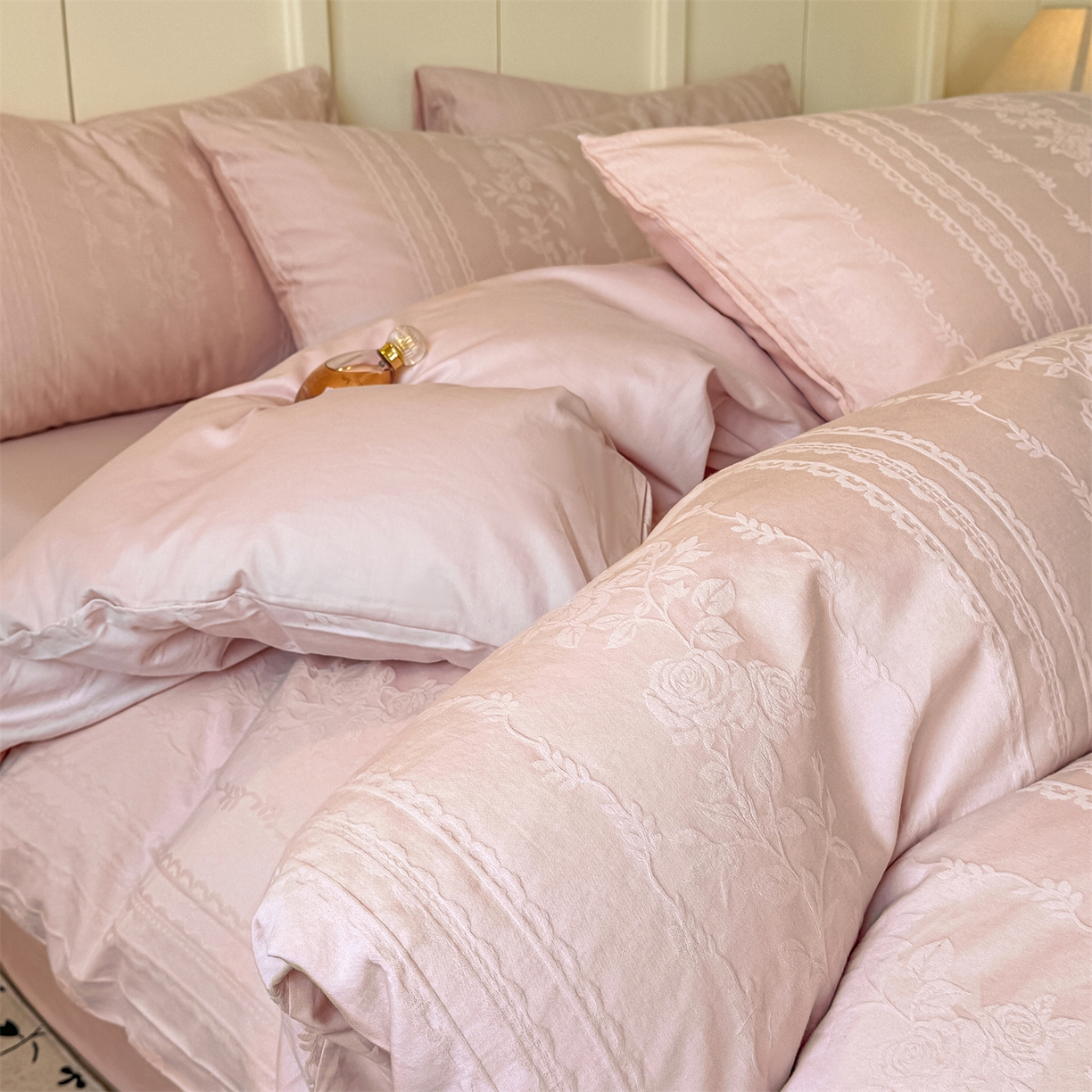 91家纺网 家纺一手货源 找家纺 灰鲸 2026新款全棉纯棉厚织贡缎大提花四件套 浅春-蜜春粉