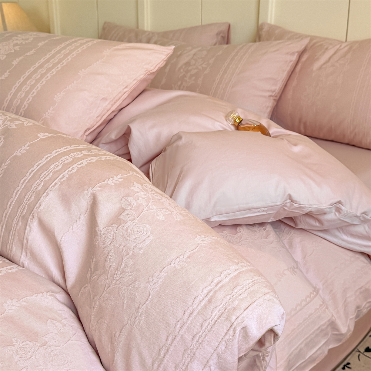 91家纺网 家纺一手货源 找家纺 灰鲸 2026新款全棉纯棉厚织贡缎大提花四件套 浅春-蜜春粉