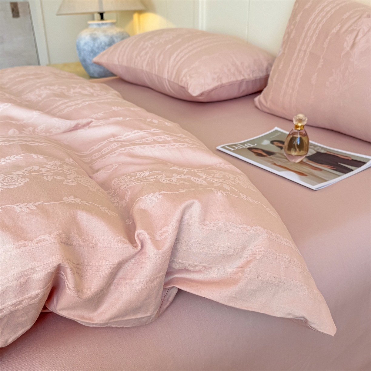 91家纺网 家纺一手货源 找家纺 灰鲸 2026新款全棉纯棉厚织贡缎大提花四件套 浅春-蜜春粉