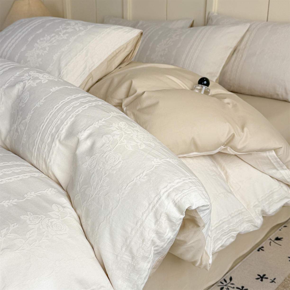 91家纺网 家纺一手货源 找家纺 灰鲸 2026新款全棉纯棉厚织贡缎大提花四件套 浅春-杏仁奶霜