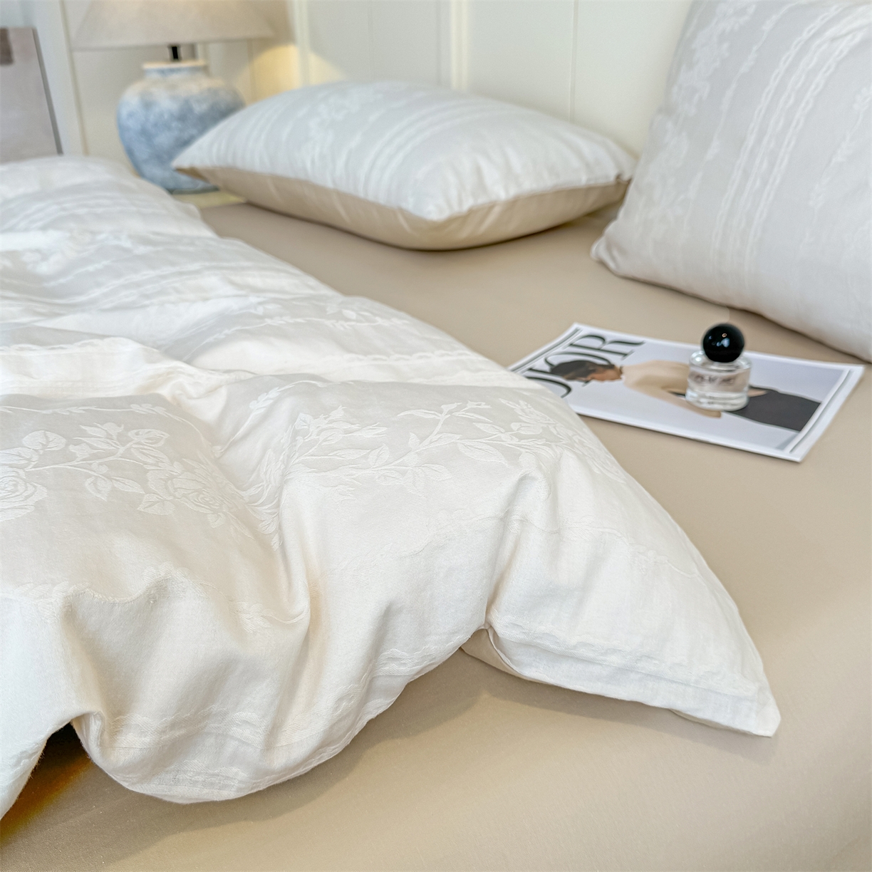 91家纺网 家纺一手货源 找家纺 灰鲸 2026新款全棉纯棉厚织贡缎大提花四件套 浅春-杏仁奶霜