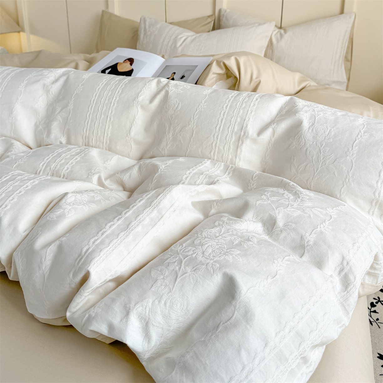 91家纺网 家纺一手货源 找家纺 灰鲸 2026新款全棉纯棉厚织贡缎大提花四件套 浅春-杏仁奶霜