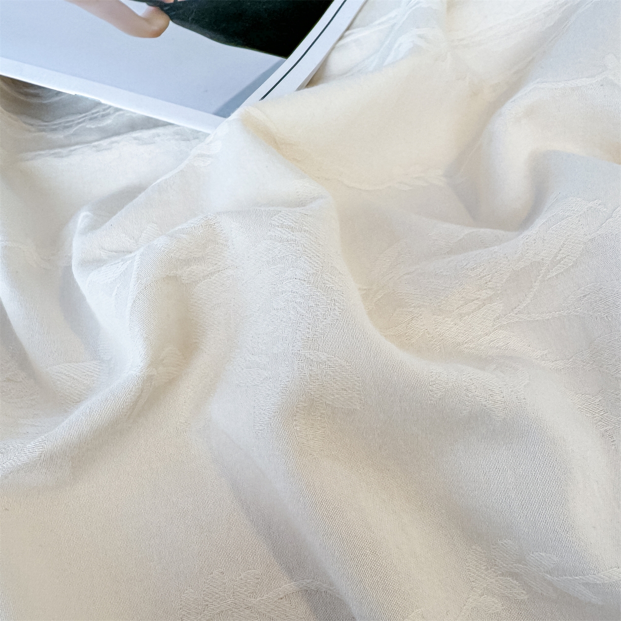 91家纺网 家纺一手货源 找家纺 灰鲸 2026新款全棉纯棉厚织贡缎大提花四件套 浅春-杏仁奶霜