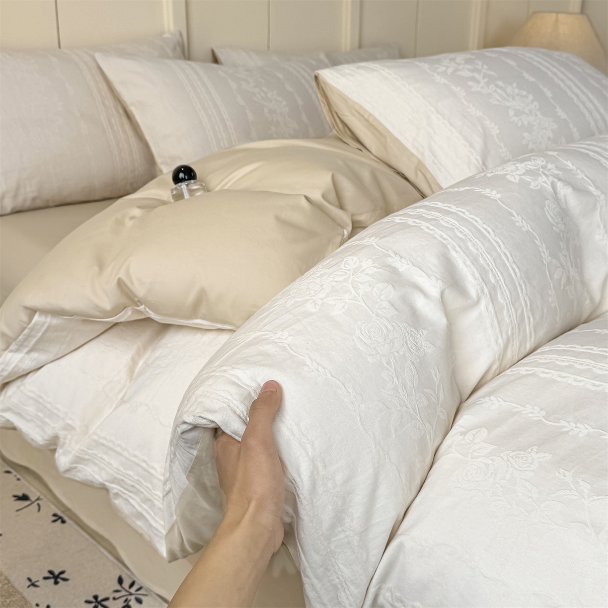 91家纺网 家纺一手货源 找家纺 灰鲸 2026新款全棉纯棉厚织贡缎大提花四件套 浅春-杏仁奶霜