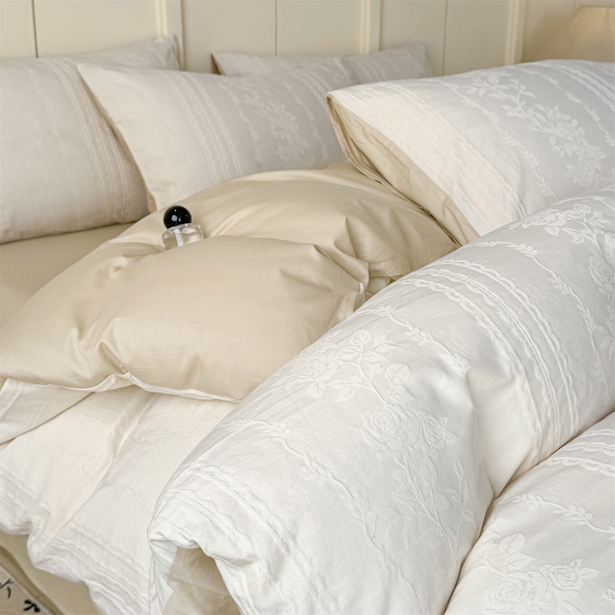 91家纺网 家纺一手货源 找家纺 灰鲸 2026新款全棉纯棉厚织贡缎大提花四件套 浅春-杏仁奶霜