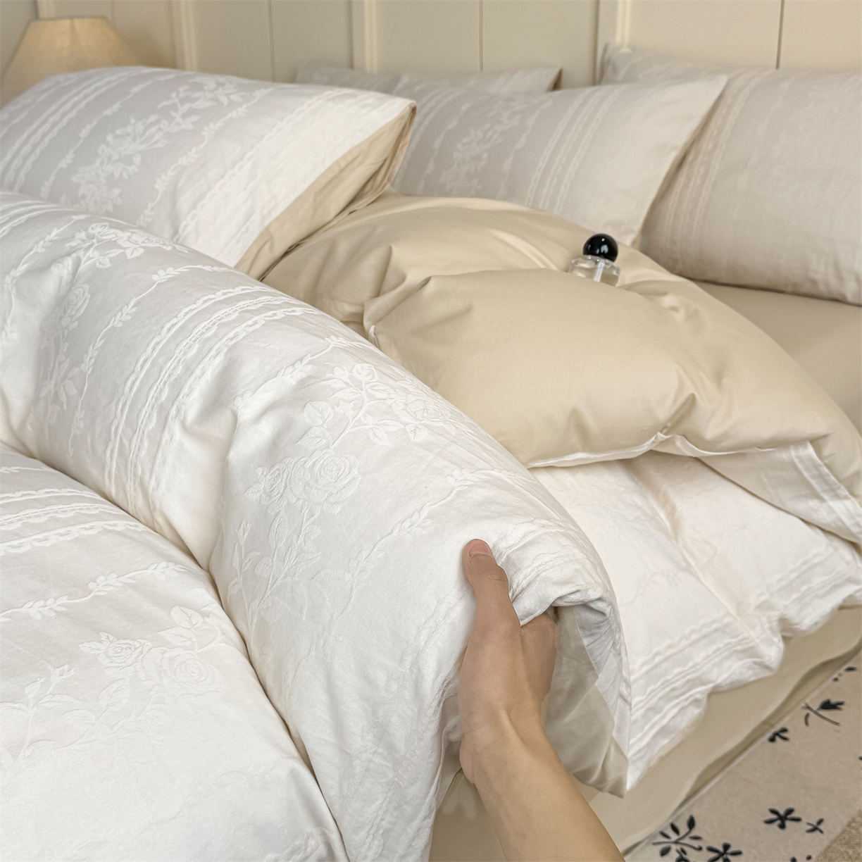 91家纺网 家纺一手货源 找家纺 灰鲸 2026新款全棉纯棉厚织贡缎大提花四件套 浅春-杏仁奶霜