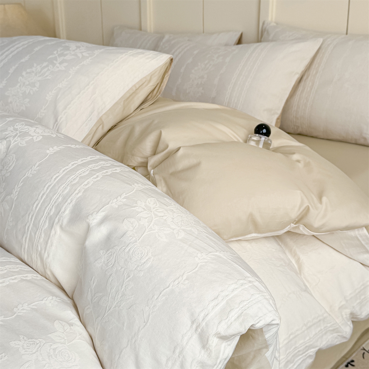 91家纺网 家纺一手货源 找家纺 灰鲸 2026新款全棉纯棉厚织贡缎大提花四件套 浅春-杏仁奶霜