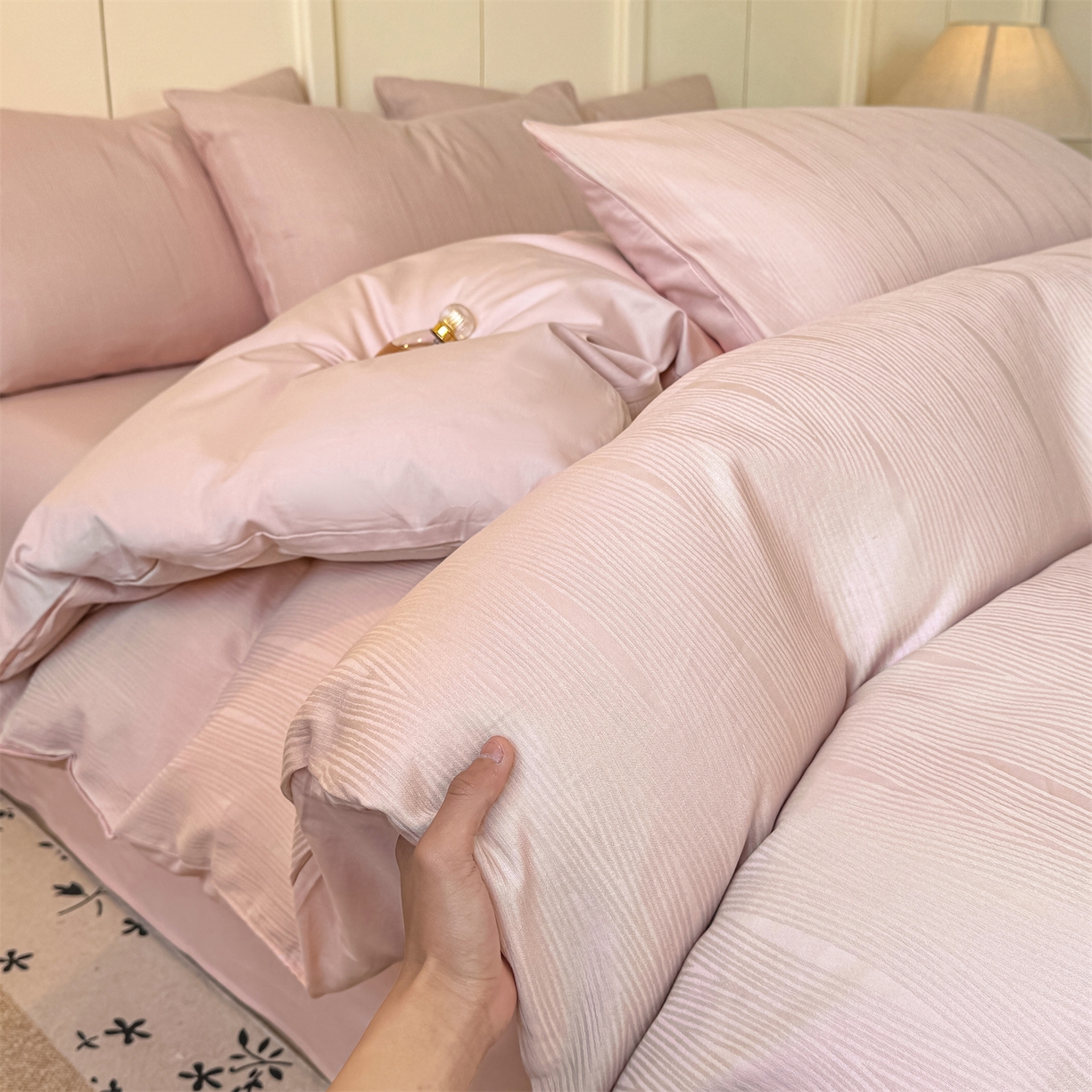 91家纺网 家纺一手货源 找家纺 灰鲸 2026新款全棉纯棉厚织贡缎大提花四件套 素柏-蜜春粉