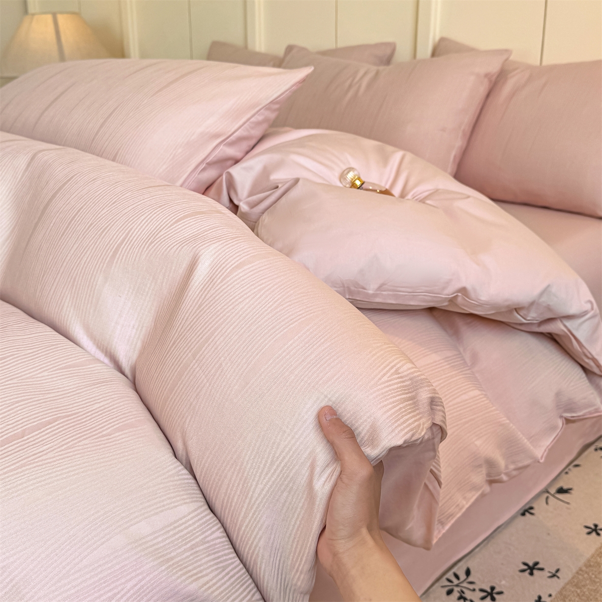 91家纺网 家纺一手货源 找家纺 灰鲸 2026新款全棉纯棉厚织贡缎大提花四件套 素柏-蜜春粉