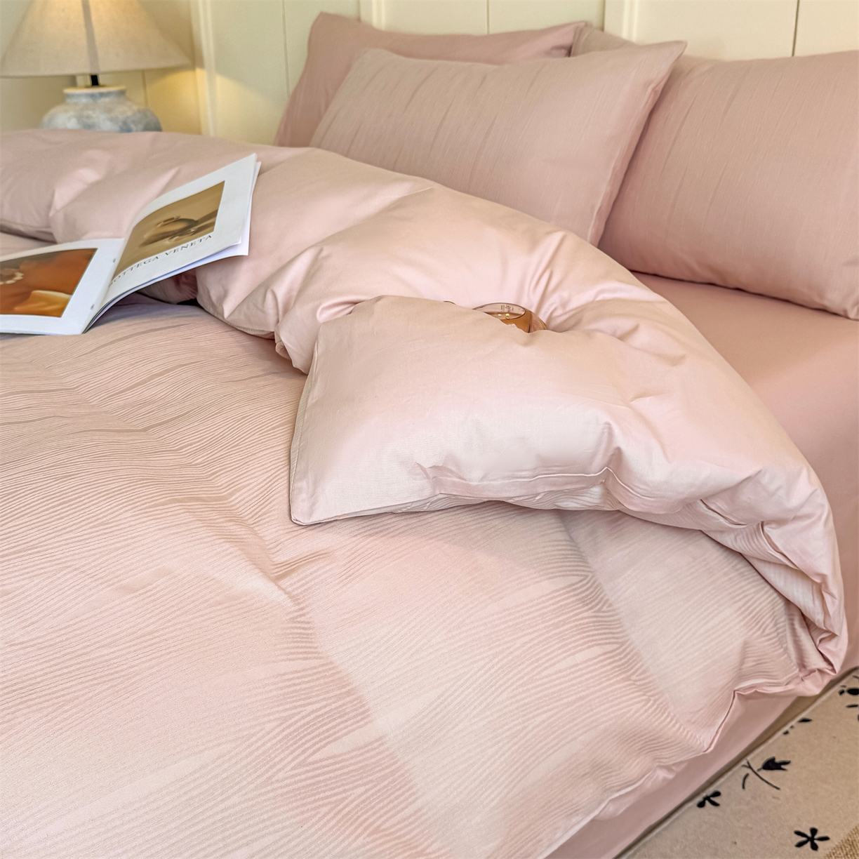 91家纺网 家纺一手货源 找家纺 灰鲸 2026新款全棉纯棉厚织贡缎大提花四件套 素柏-蜜春粉