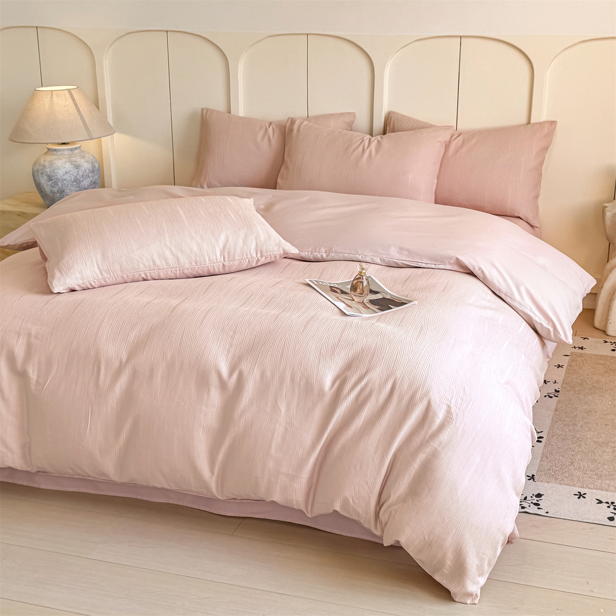 91家纺网 家纺一手货源 找家纺 灰鲸 2026新款全棉纯棉厚织贡缎大提花四件套 素柏-蜜春粉