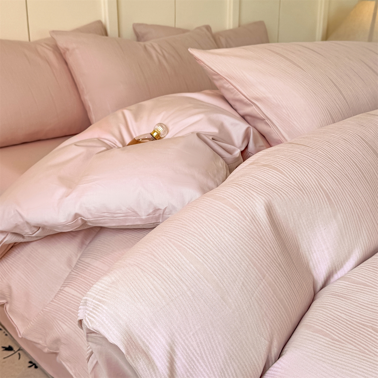 91家纺网 家纺一手货源 找家纺 灰鲸 2026新款全棉纯棉厚织贡缎大提花四件套 素柏-蜜春粉