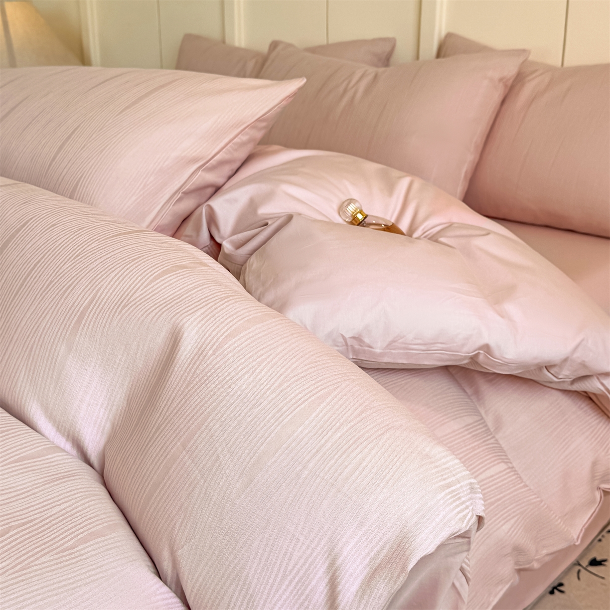 91家纺网 家纺一手货源 找家纺 灰鲸 2026新款全棉纯棉厚织贡缎大提花四件套 素柏-蜜春粉