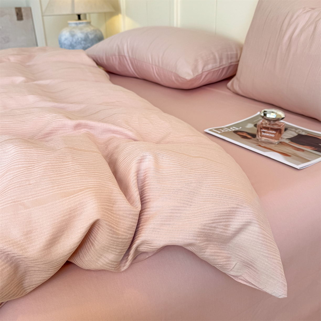 91家纺网 家纺一手货源 找家纺 灰鲸 2026新款全棉纯棉厚织贡缎大提花四件套 素柏-蜜春粉