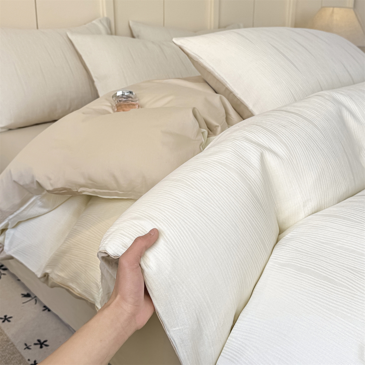 91家纺网 家纺一手货源 找家纺 灰鲸 2026新款全棉纯棉厚织贡缎大提花四件套 素柏-杏仁奶霜