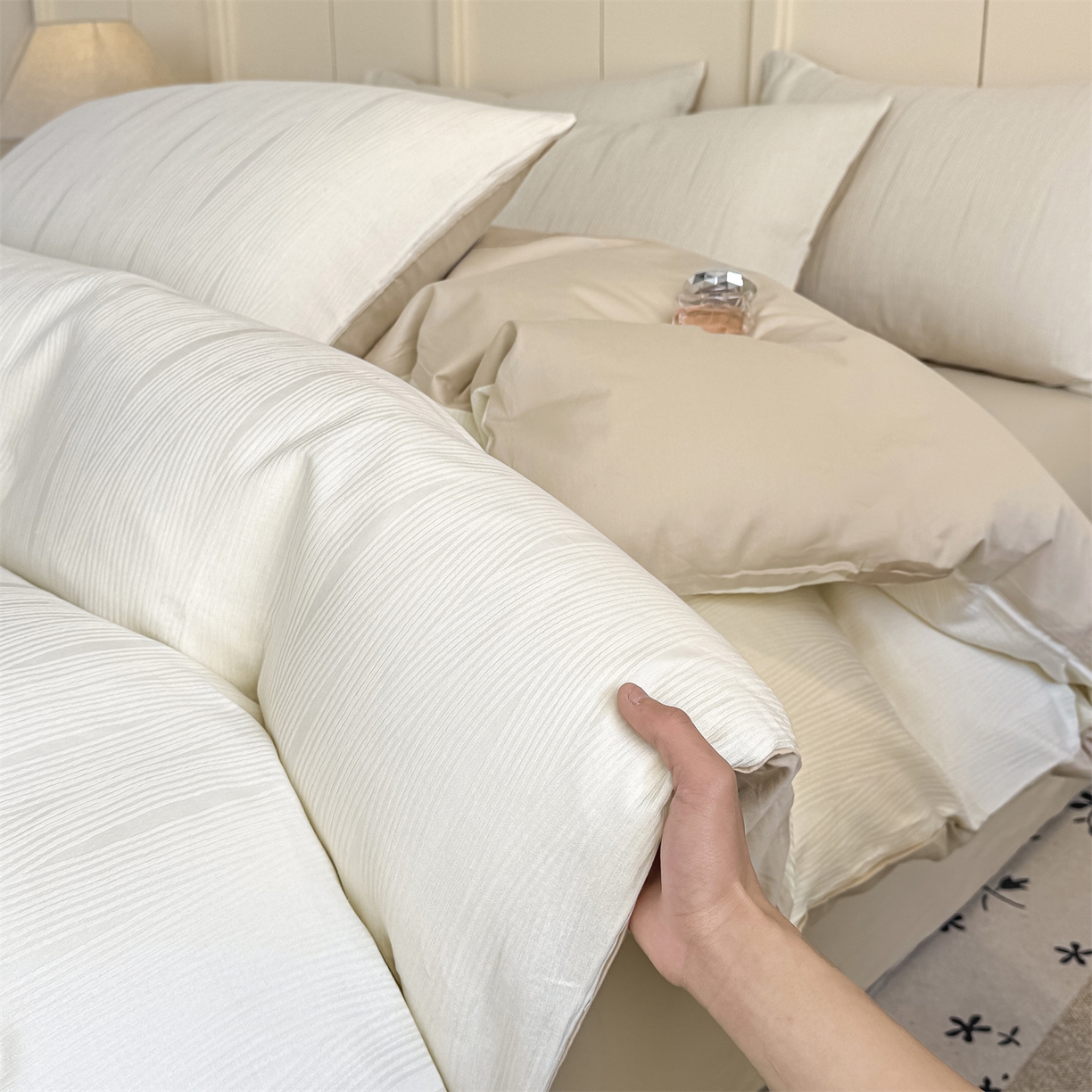 91家纺网 家纺一手货源 找家纺 灰鲸 2026新款全棉纯棉厚织贡缎大提花四件套 素柏-杏仁奶霜