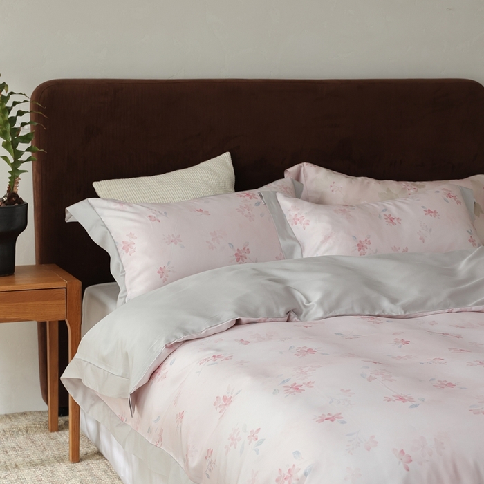 91家纺网 家纺一手货源 找家纺 ROZ home 蕊姿家居 2026春夏新款60s天丝棉数码印花四件套 浮香 粉