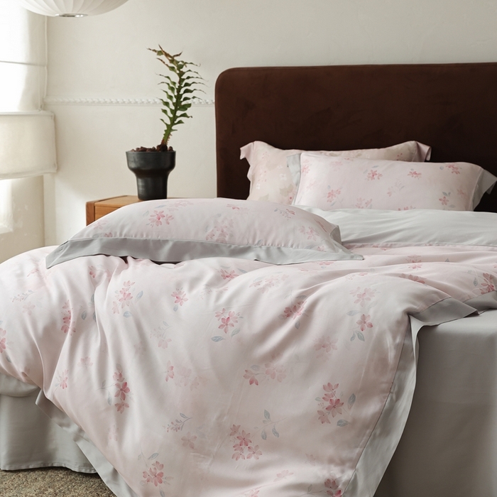 91家纺网 家纺一手货源 找家纺 ROZ home 蕊姿家居 2026春夏新款60s天丝棉数码印花四件套 浮香 粉