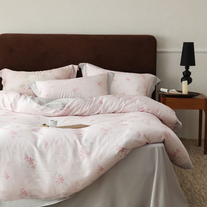 91家纺网 家纺一手货源 找家纺 ROZ home 蕊姿家居 2026春夏新款60s天丝棉数码印花四件套 浮香 粉