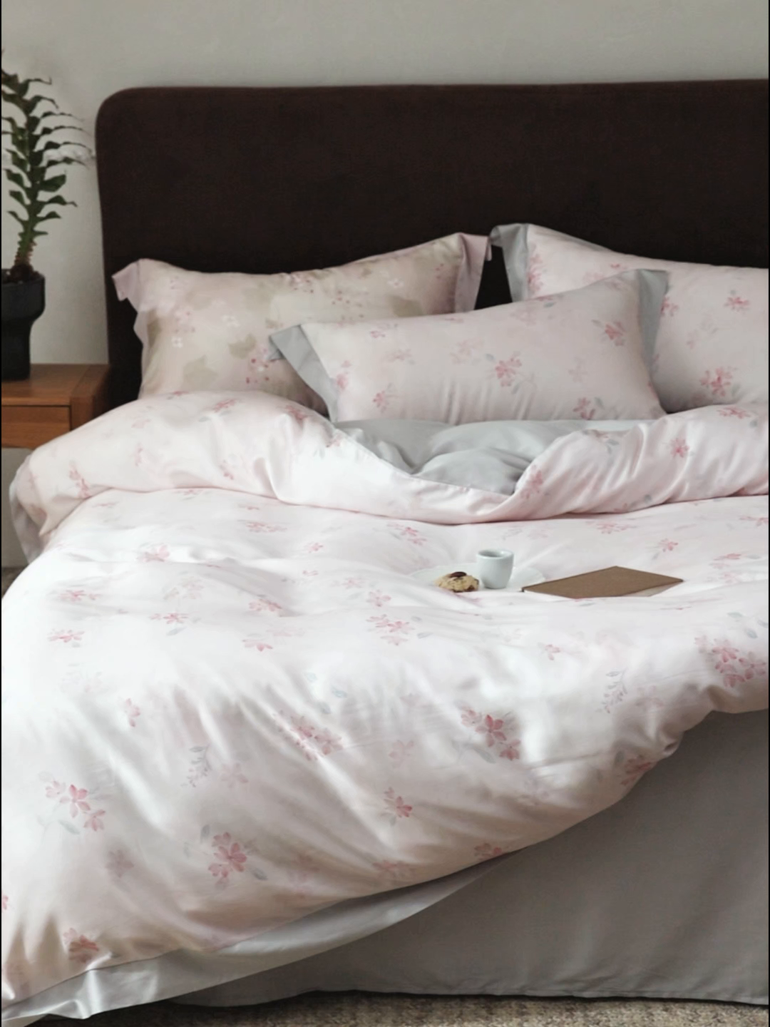 91家纺网 家纺一手货源 找家纺 ROZ home 蕊姿家居 2026春夏新款60s天丝棉数码印花四件套 浮香 粉