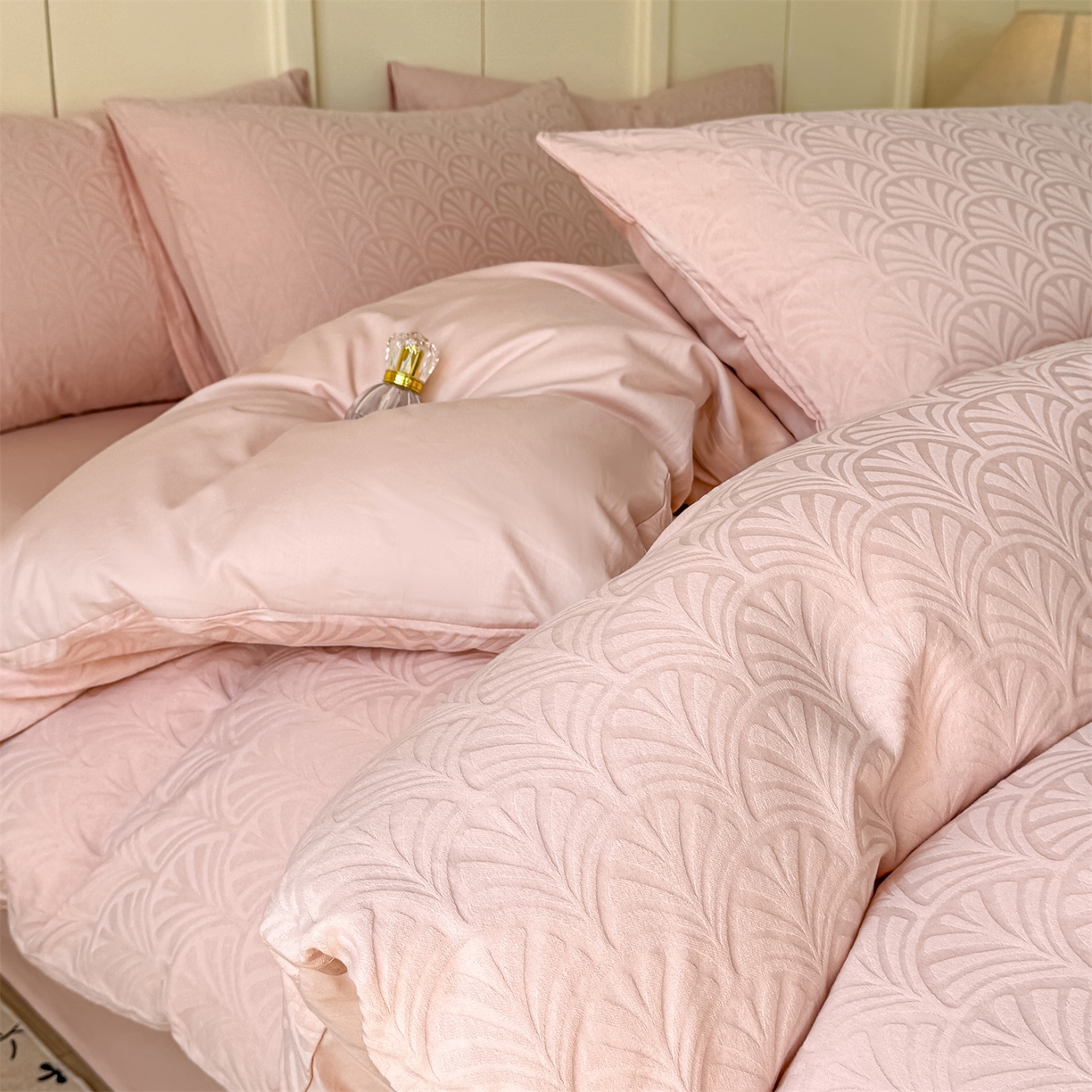 91家纺网 家纺一手货源 找家纺 灰鲸 2026新款全棉纯棉厚织贡缎大提花四件套 云锦-蜜春粉