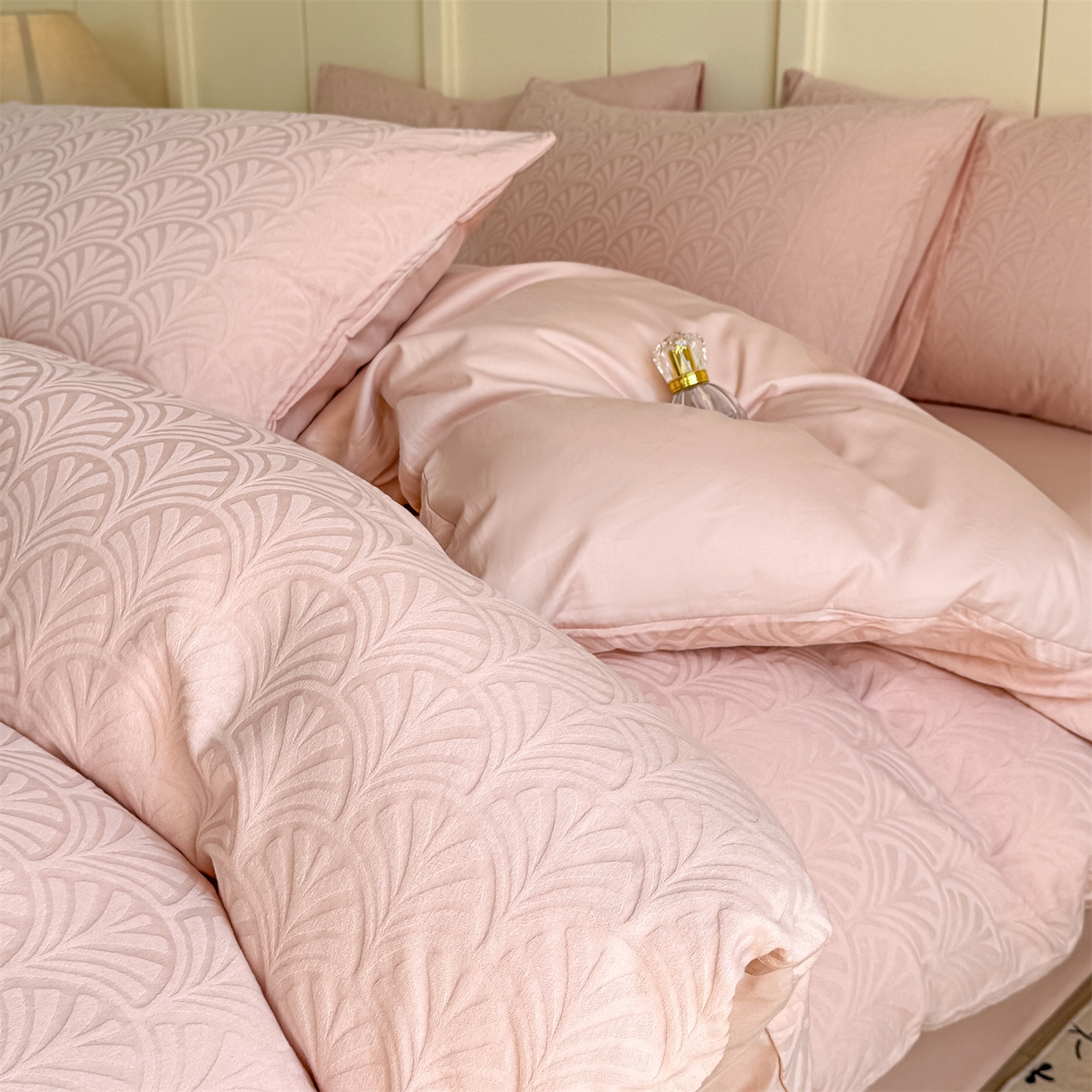 91家纺网 家纺一手货源 找家纺 灰鲸 2026新款全棉纯棉厚织贡缎大提花四件套 云锦-蜜春粉