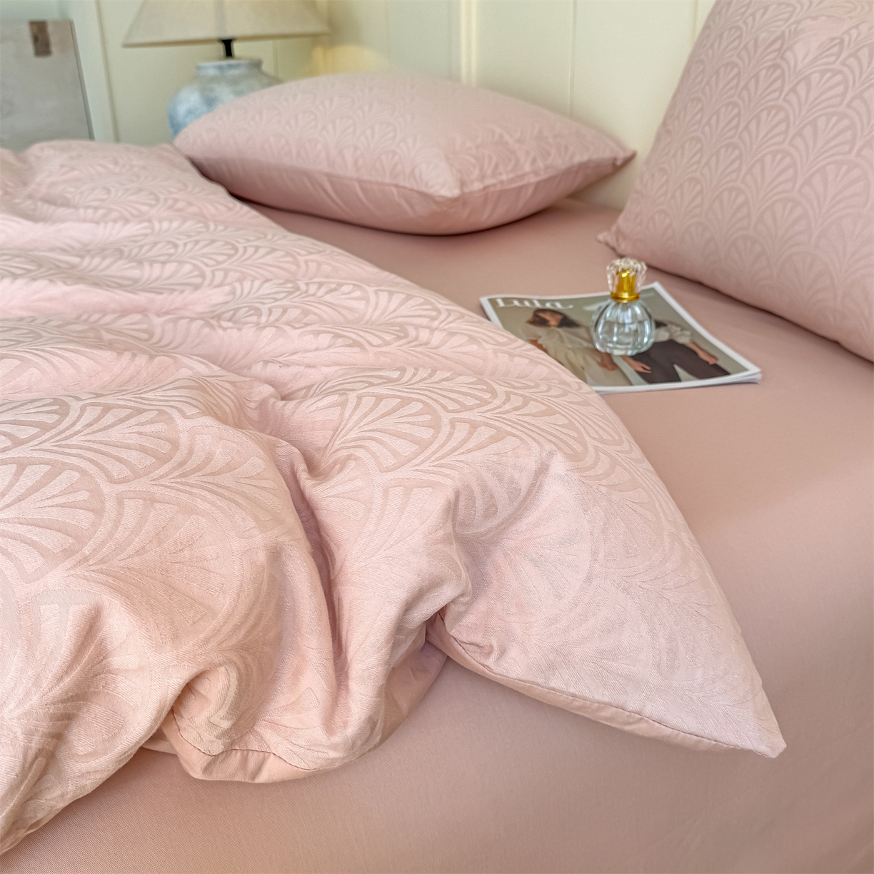 91家纺网 家纺一手货源 找家纺 灰鲸 2026新款全棉纯棉厚织贡缎大提花四件套 云锦-蜜春粉