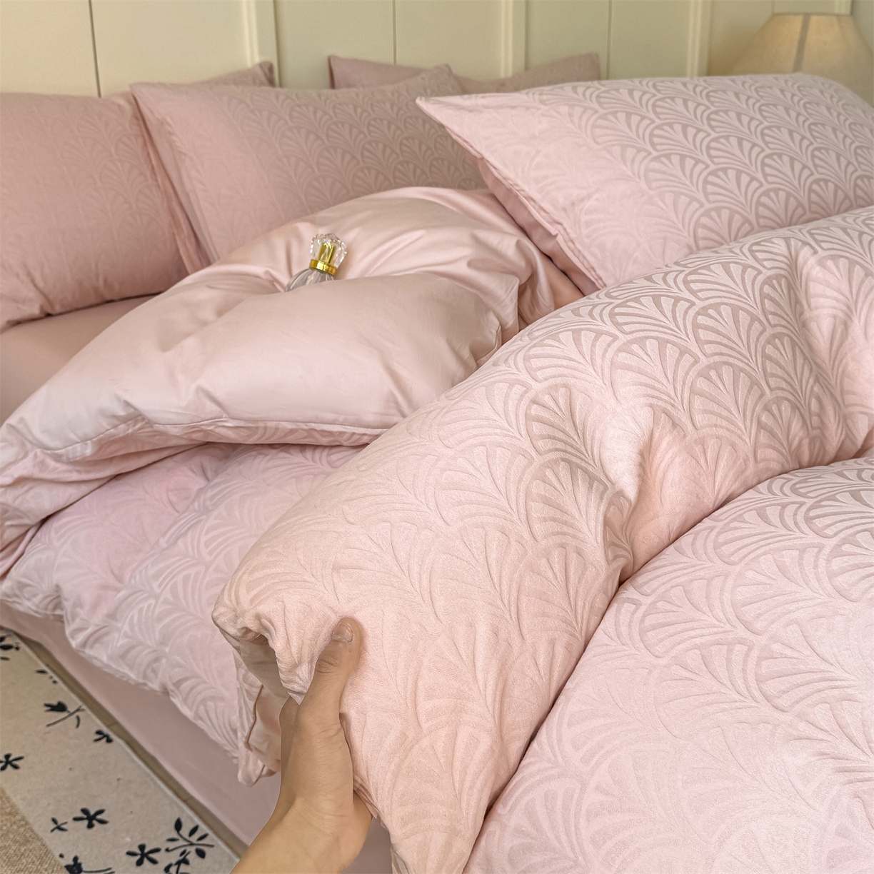 91家纺网 家纺一手货源 找家纺 灰鲸 2026新款全棉纯棉厚织贡缎大提花四件套 云锦-蜜春粉