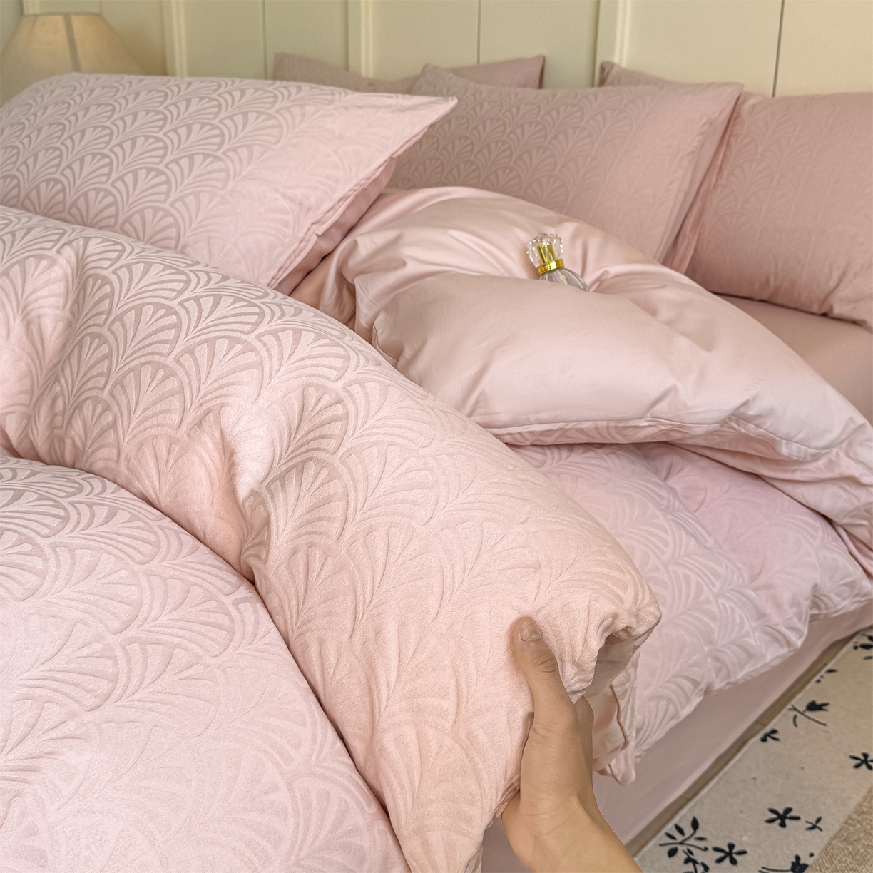 91家纺网 家纺一手货源 找家纺 灰鲸 2026新款全棉纯棉厚织贡缎大提花四件套 云锦-蜜春粉