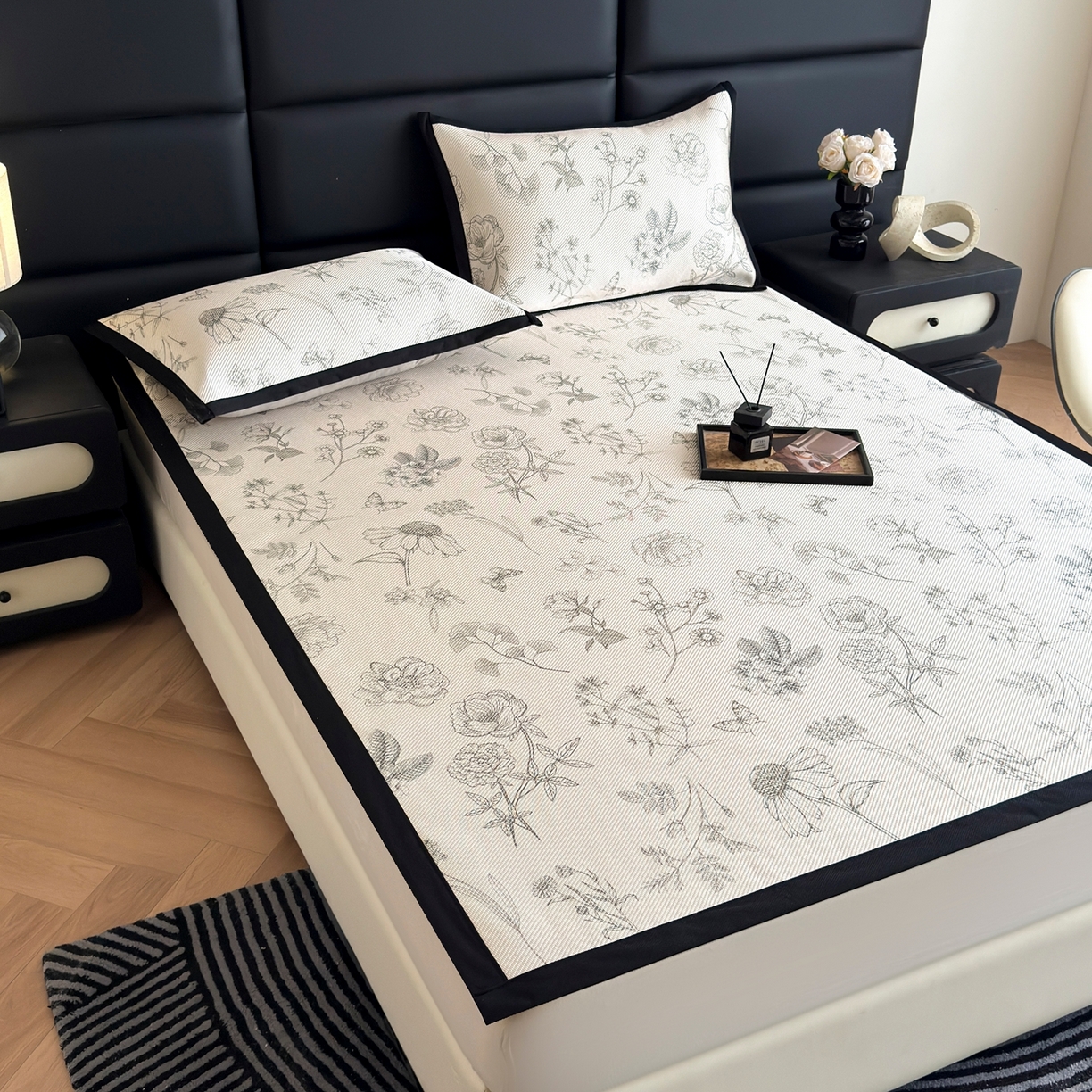 91家纺网 家纺一手货源 找家纺 色鬼布艺2025新款赫本风黑边冰藤凉席三件套提供买家秀 花意盎然