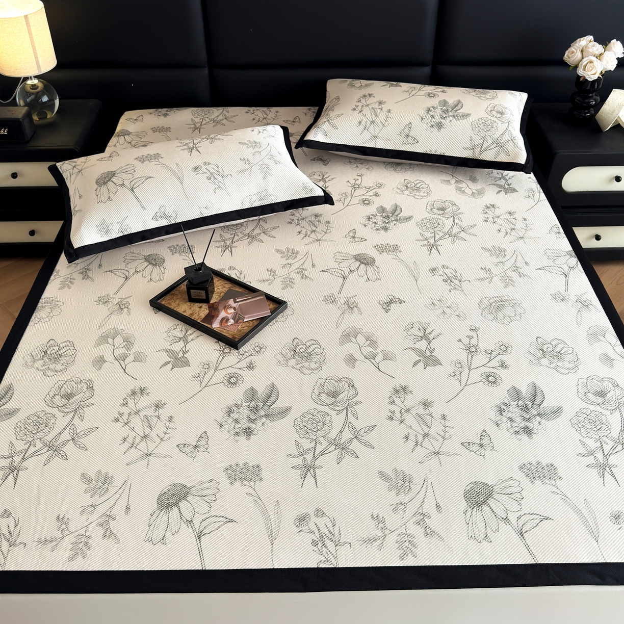 91家纺网 家纺一手货源 找家纺 色鬼布艺2025新款赫本风黑边冰藤凉席三件套提供买家秀 花意盎然