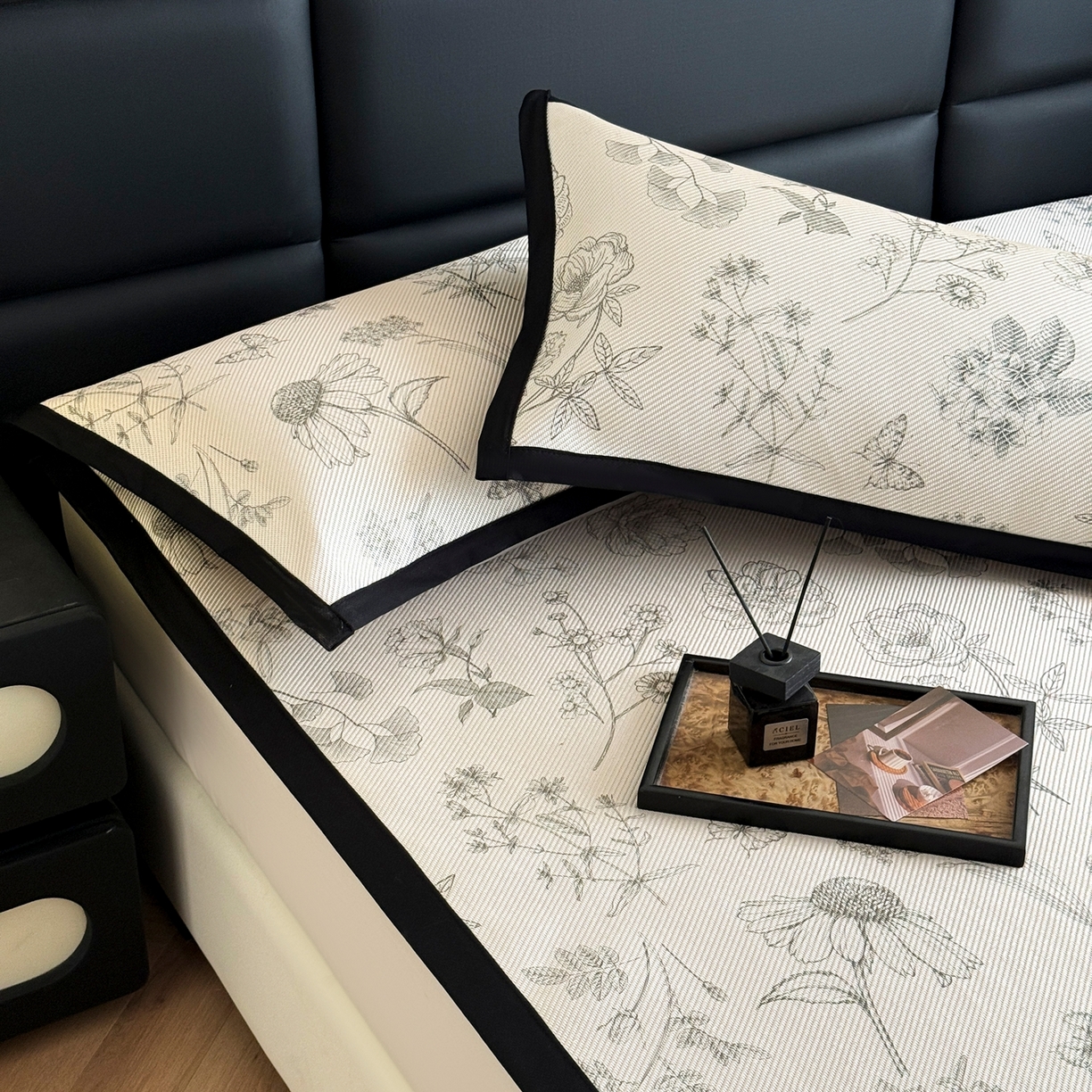 91家纺网 家纺一手货源 找家纺 色鬼布艺2025新款赫本风黑边冰藤凉席三件套提供买家秀 花意盎然