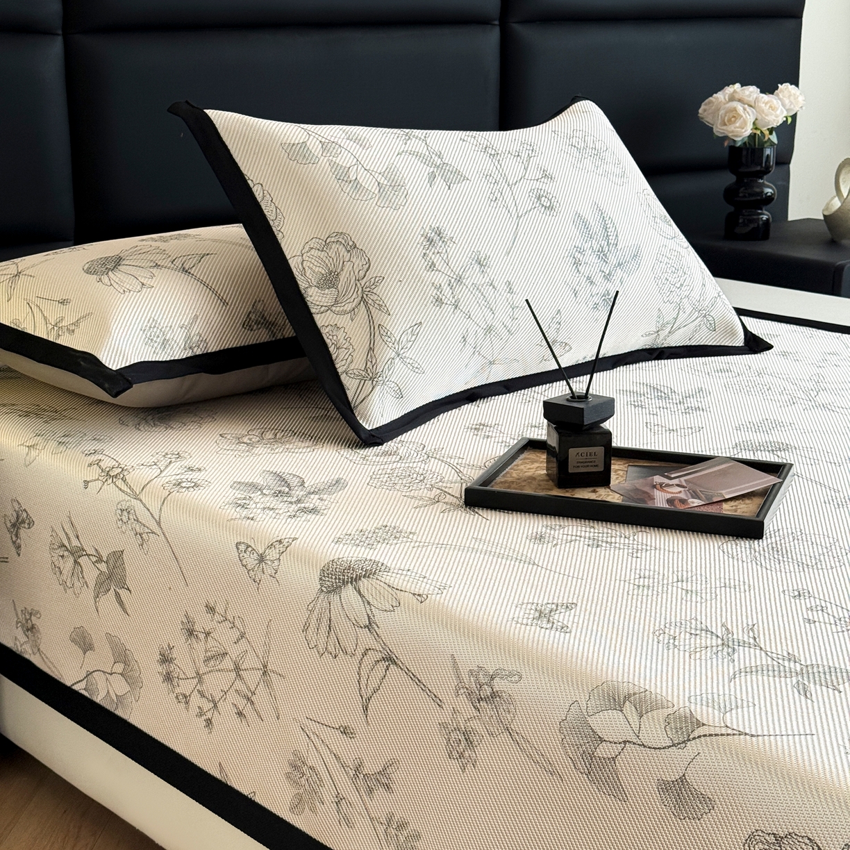 91家纺网 家纺一手货源 找家纺 色鬼布艺2025新款赫本风黑边冰藤凉席三件套提供买家秀 花意盎然