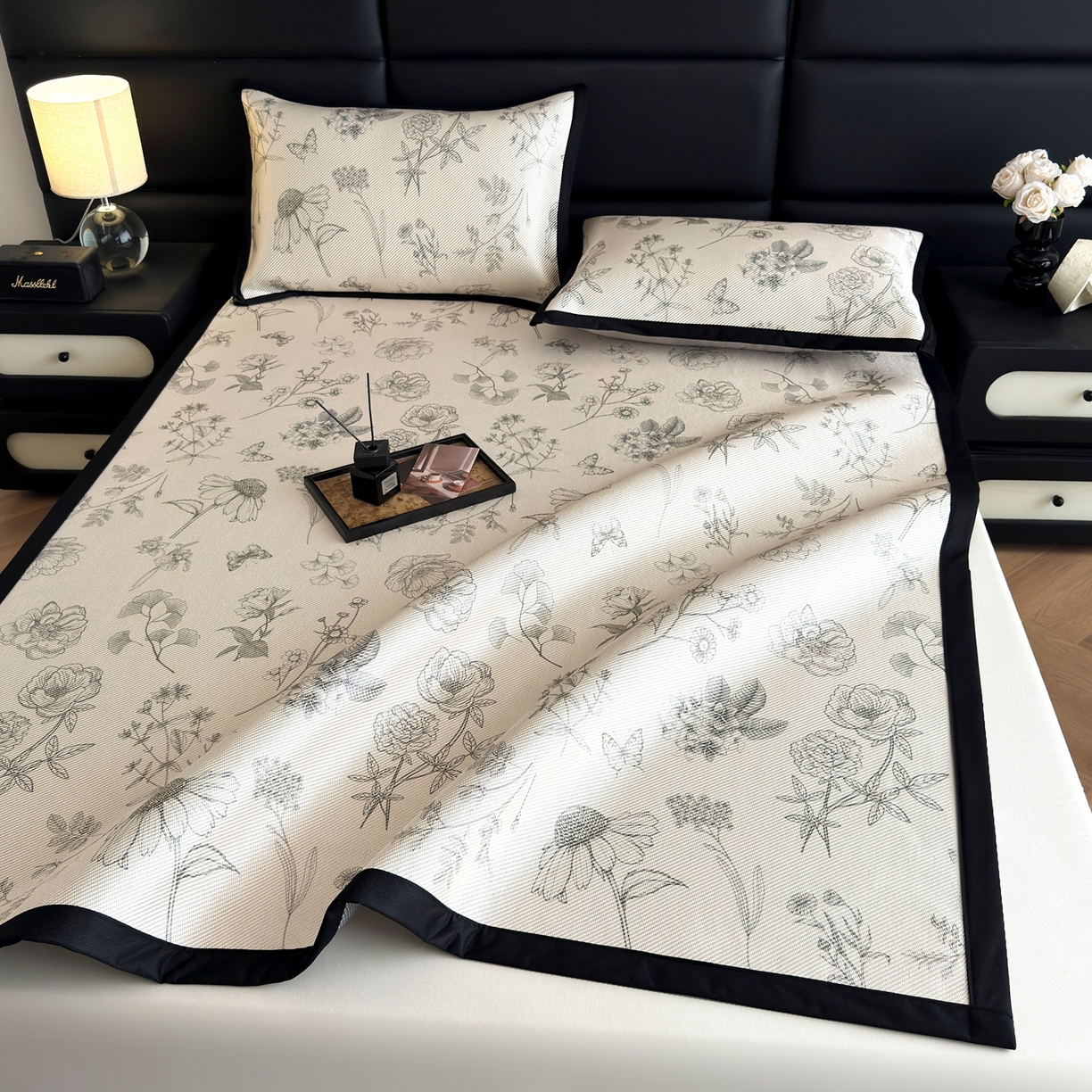 91家纺网 家纺一手货源 找家纺 色鬼布艺2025新款赫本风黑边冰藤凉席三件套提供买家秀 花意盎然