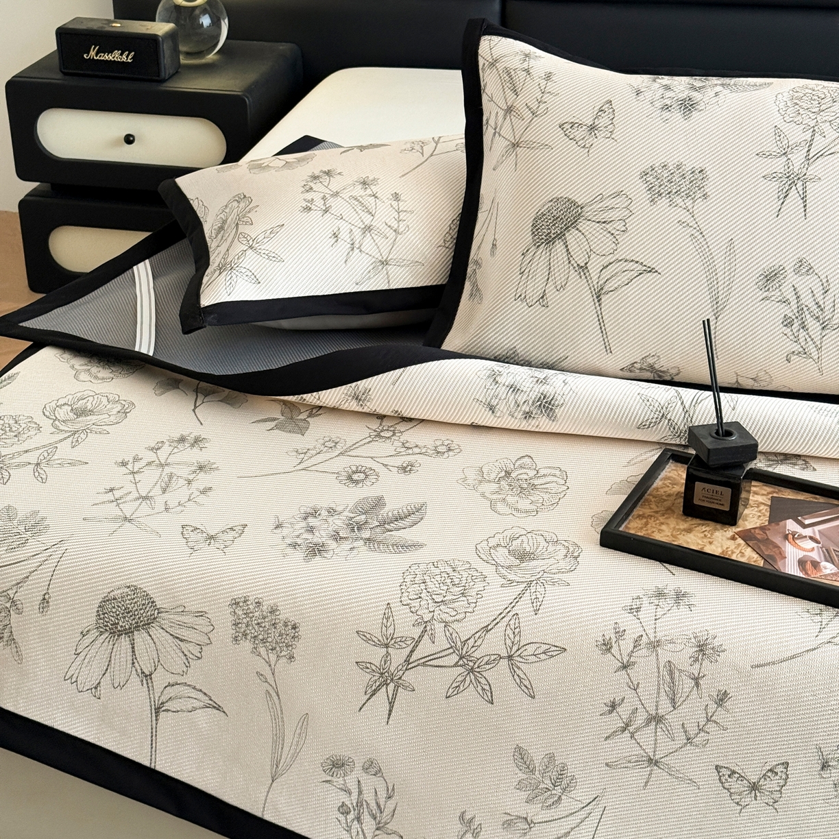 91家纺网 家纺一手货源 找家纺 色鬼布艺2025新款赫本风黑边冰藤凉席三件套提供买家秀 花意盎然