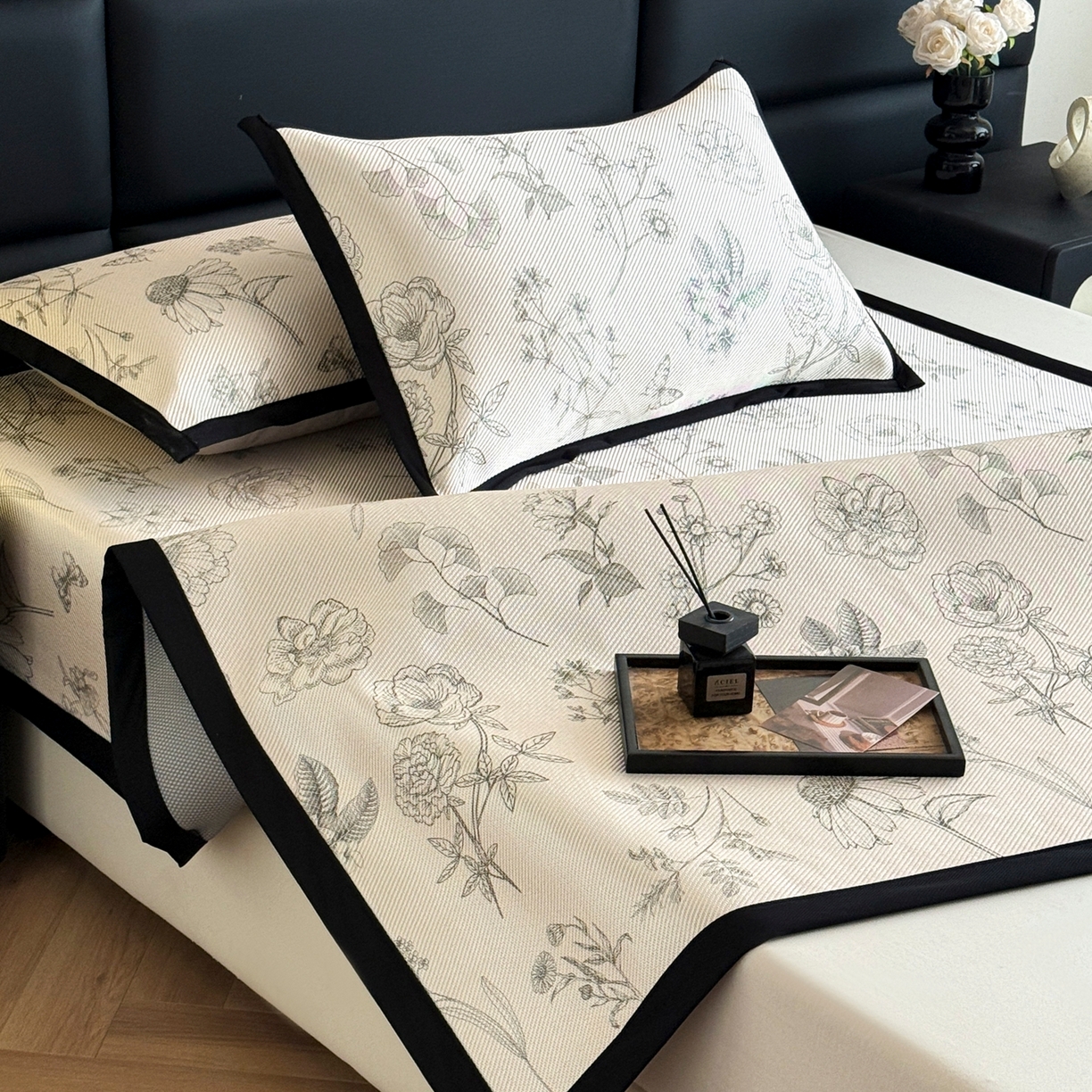 91家纺网 家纺一手货源 找家纺 色鬼布艺2025新款赫本风黑边冰藤凉席三件套提供买家秀 花意盎然