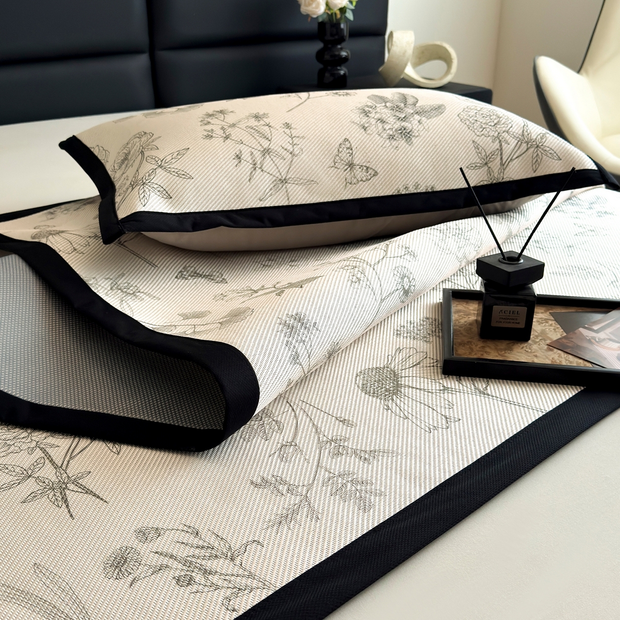 91家纺网 家纺一手货源 找家纺 色鬼布艺2025新款赫本风黑边冰藤凉席三件套提供买家秀 花意盎然