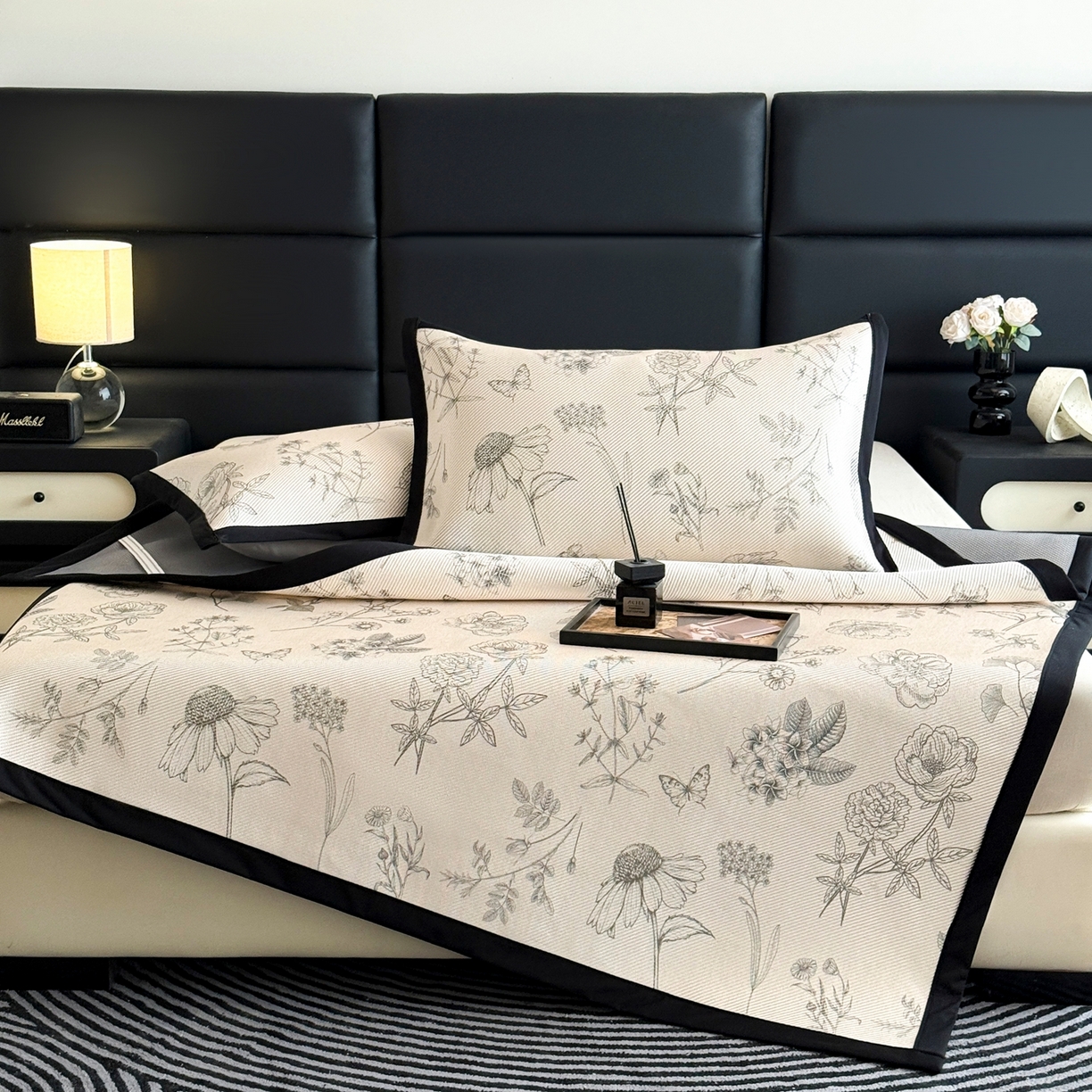 91家纺网 家纺一手货源 找家纺 色鬼布艺2025新款赫本风黑边冰藤凉席三件套提供买家秀 花意盎然