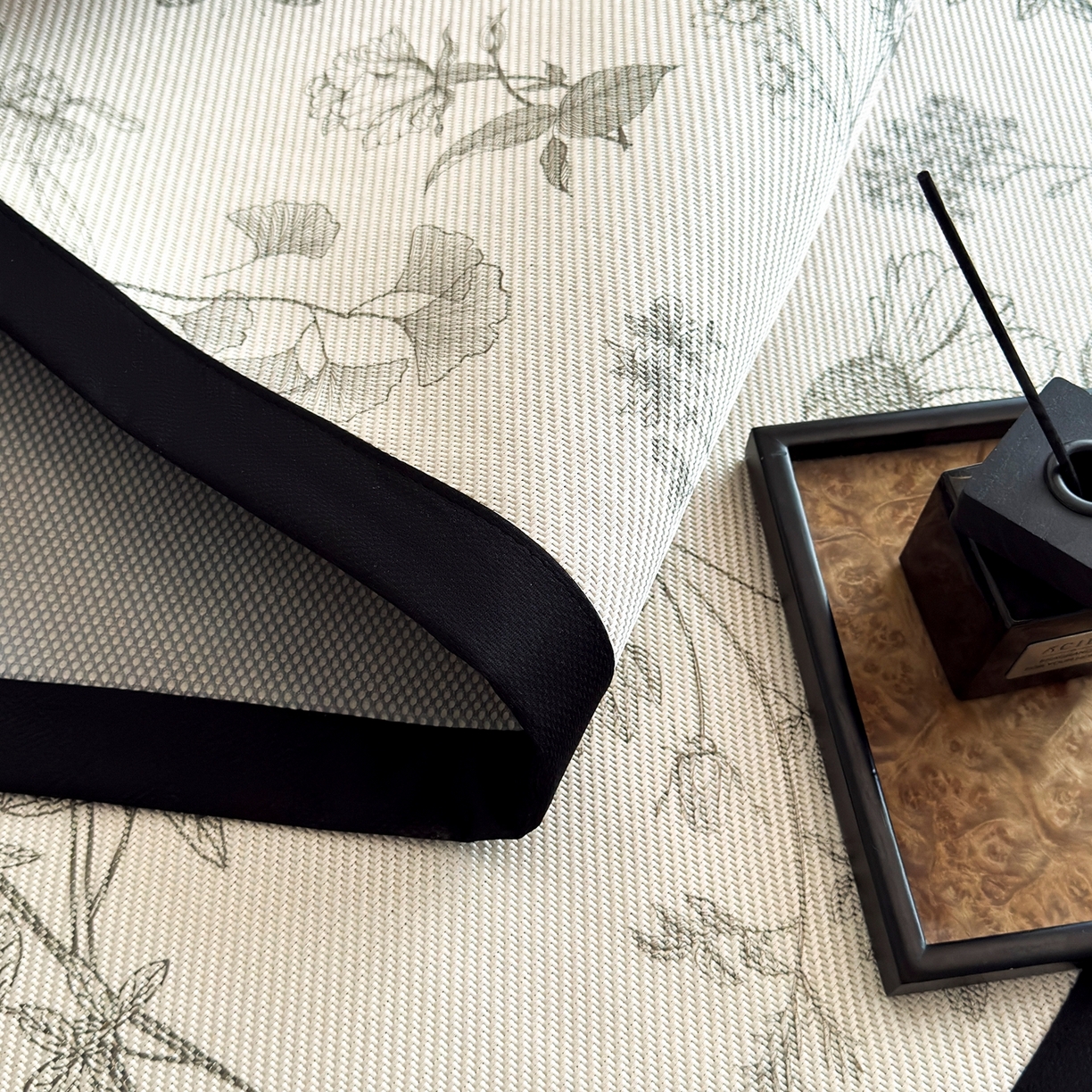 91家纺网 家纺一手货源 找家纺 色鬼布艺2025新款赫本风黑边冰藤凉席三件套提供买家秀 花意盎然