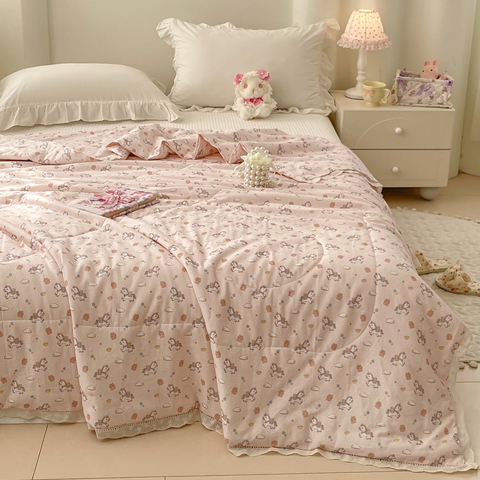 91家纺网 家纺一手货源 找家纺 yyds网供 2026新款A类法式花卉小清新全棉纯棉双层纱花边夏被夏凉被空调被 小粉马