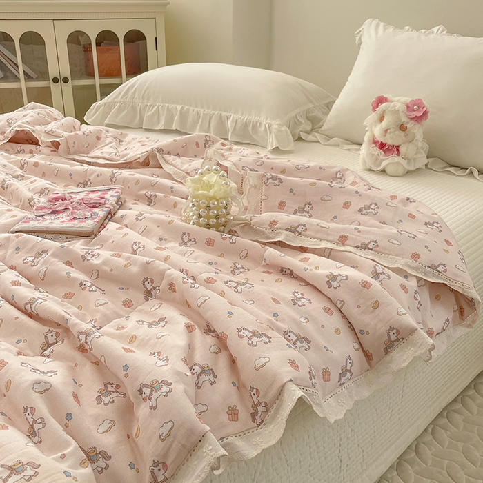 91家纺网 家纺一手货源 找家纺 yyds网供 2026新款A类法式花卉小清新全棉纯棉双层纱花边夏被夏凉被空调被 小粉马