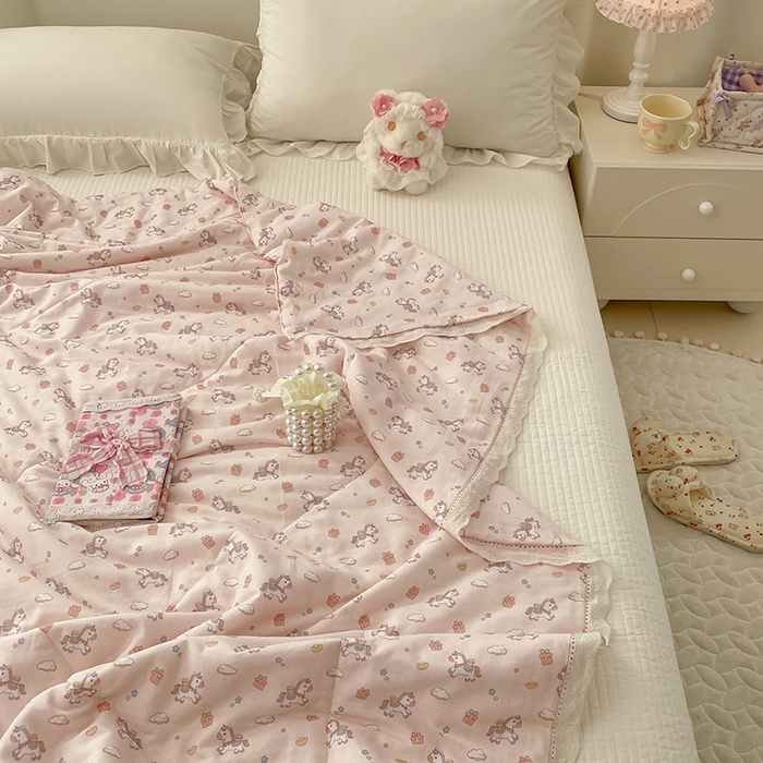 91家纺网 家纺一手货源 找家纺 yyds网供 2026新款A类法式花卉小清新全棉纯棉双层纱花边夏被夏凉被空调被 小粉马