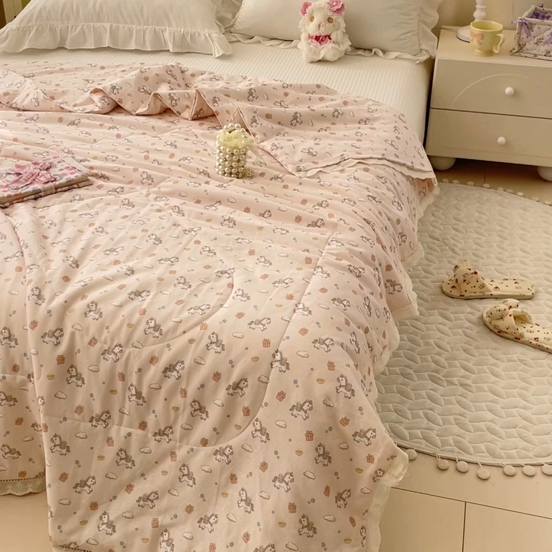 91家纺网 家纺一手货源 找家纺 yyds网供 2026新款A类法式花卉小清新全棉纯棉双层纱花边夏被夏凉被空调被 小粉马