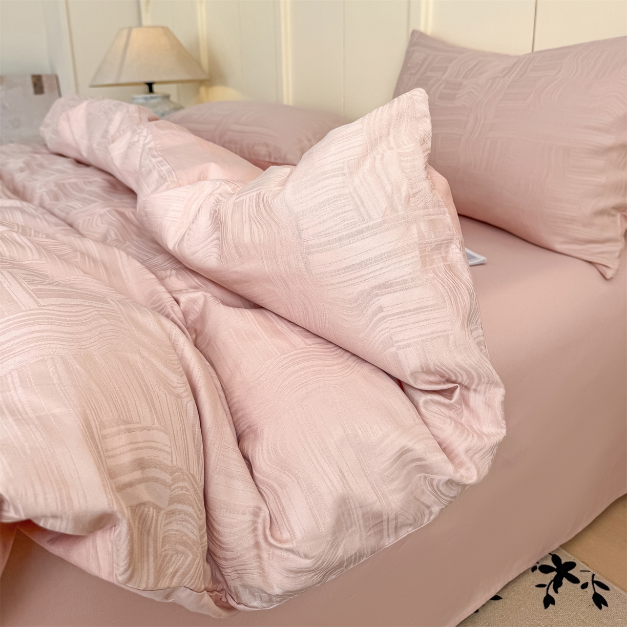 91家纺网 家纺一手货源 找家纺 灰鲸 2026新款全棉纯棉厚织贡缎大提花四件套 凡汐-蜜春粉