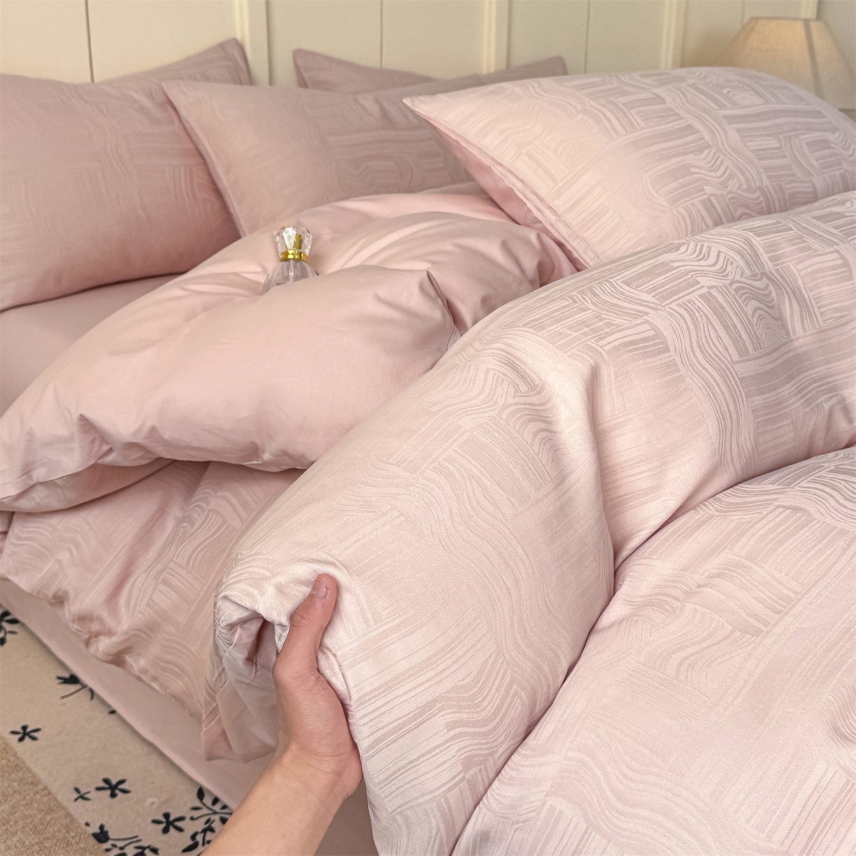 91家纺网 家纺一手货源 找家纺 灰鲸 2026新款全棉纯棉厚织贡缎大提花四件套 凡汐-蜜春粉